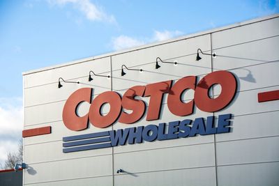 Costco's Extended Hours Bolster Strong Comps, Analyst Recommends Disciplined Buy