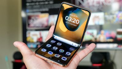 I’ve been testing the Motorola Razr Plus (2025) and I don’t understand why it exists — here’s why