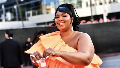 Lizzo arms herself with a song and a lot of twerking to mock the Sydney Sweeney controversy that just won’t end