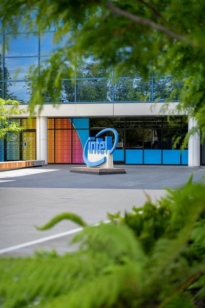 Intel Stock 'Grim' Forecast: Can a CEO Under Siege Still Power a $2,000 Dream?