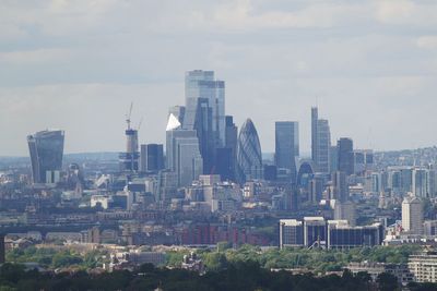 FTSE 100 edges down despite hopes of end to Russia-Ukraine war