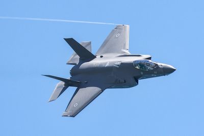 How many weapons does the UK export to Israel?