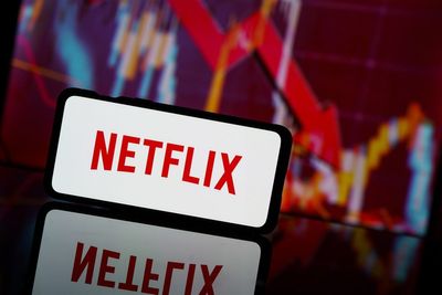 Netflix Bulls vs. Bears: Who Wins This Pullback?