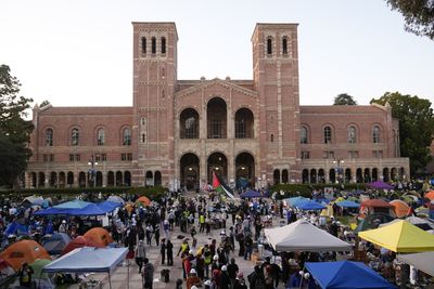 Trump offers UCLA $1bn settlement amid pro-Palestine protest standoff