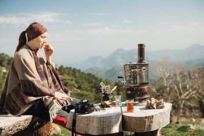 8 Off-Grid Lifestyle Habits That Now Raise Red Flags Online