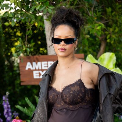 Rihanna Wore a Side Part and Curls, So Now I Want to Wear a Side Part and Curls