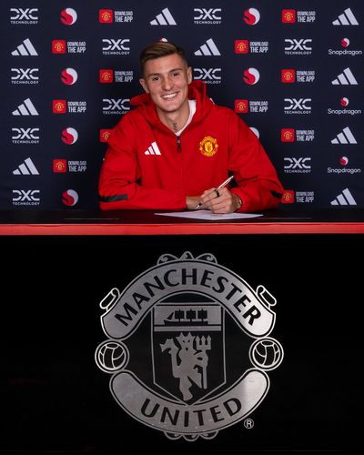 Benjamin Sesko: Manchester United confirm £73.7m signing of striker from RB Leipzig