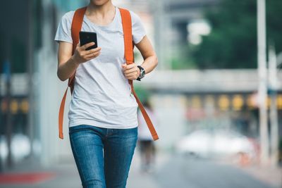 8 Innocent Public Habits That Make You a Walking Target