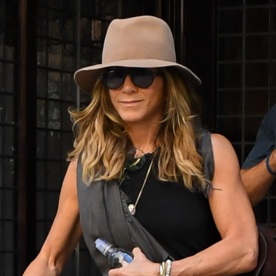 Jennifer Aniston Styles Her The Row Tote Bag With Flip-Flops and the Capri Pants Trend