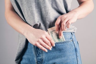 8 Habits That Make You Look Cheap (Even When You’re Not)