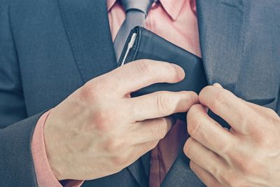 6 Times They “Forgot Their Wallet” and Studied Your Reaction