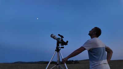 See Saturn and the moon in a stunning close encounter tonight