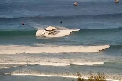 Passenger boat runs aground in high surf off Hawaii beach