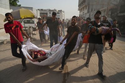 Israeli strikes kill journalists and aid-seekers as Australia backs Palestinian statehood