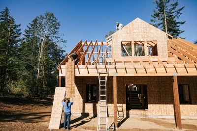 The price premium on new-construction homes is dissolving. New home prices dropped in 30% of large U.S. cities last quarter