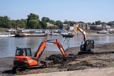 Footage shows diggers removing ‘disgusting’ island of wet wipes from Thames