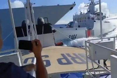 Chinese navy boats smash into each other whilst chasing Philippine patrol boat