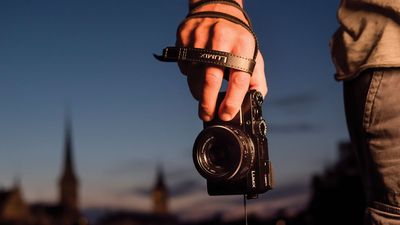 Trendy compact cameras like the Fujifilm X100VI and Ricoh GR III are missing a key feature. This old camera has it