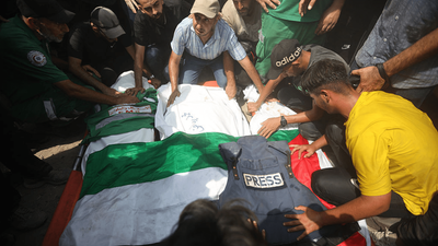 Crowds Gather In Gaza To Grieve 5 Al Jazeera Journalists Killed In Israeli Airstrike
