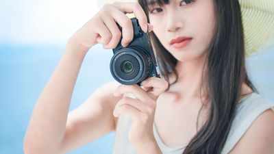 This new compact travel prime lens is built with metal – and it still costs under $200