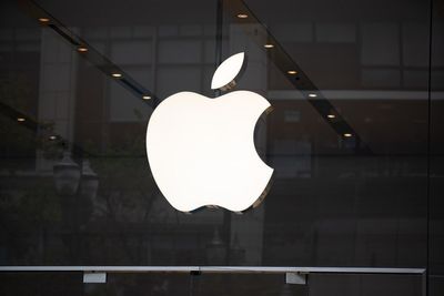 Apple & Trump: $100B Investment, Tariffs News Push Shares Up 13%