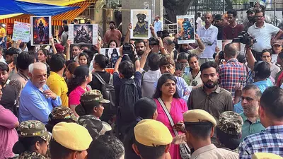 आवारा कुत्तों पर सुप्रीम कोर्ट की सख्ती के खिलाफ प्रदर्शन में गूंजे धार्मिक नारे
