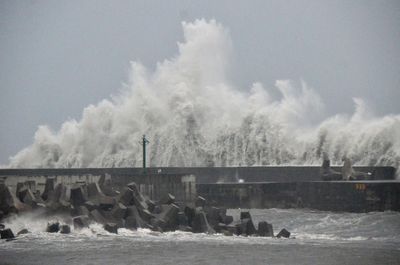 Typhoon Podul lashes southern Taiwan leaving one person missing