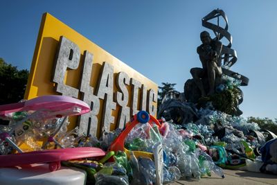 Deadlocked Plastics Treaty Talks 'At Cliff's Edge'