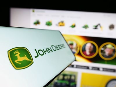 How To Earn $500 A Month From Deere Stock Ahead Of Q3 Earnings
