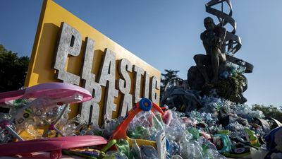 Deadlocked plastics treaty talks 'at cliff's edge' as time runs out