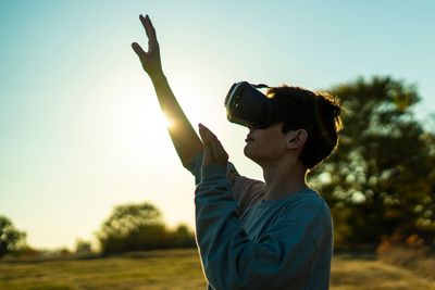 New study finds virtual reality may help people cope with pain — here's what the scientists found