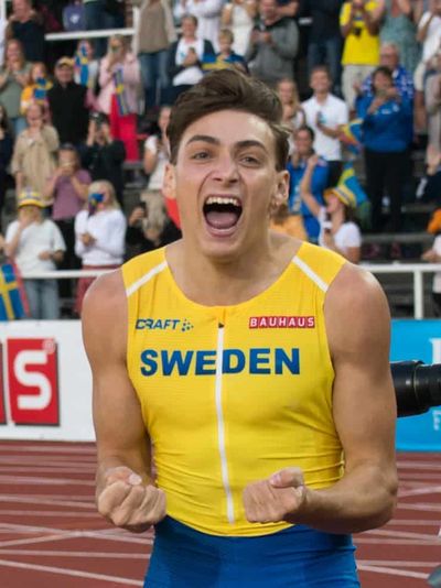 Mondo Duplantis breaks own world record in men's pole vault