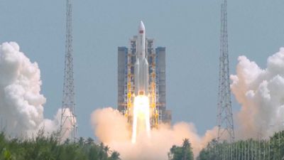China launches 8th batch of satellites for 13,000-strong internet megaconstellation (video)