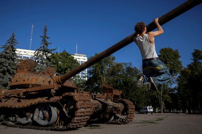 Russia pounds Ukraine, boosts army as world braces for Putin-Trump talks