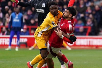 Premier League referees to crack down on holding in penalty area