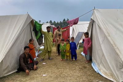 Militant attacks on Pakistani police kill 5 as government hunt for insurgents displaces thousands