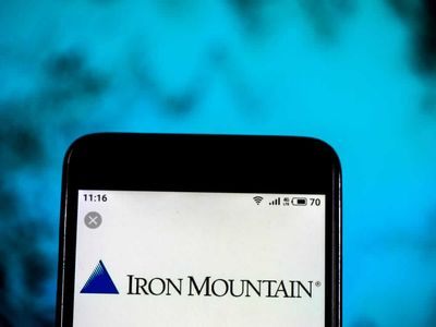 Is Wall Street Bullish or Bearish on Iron Mountain Stock?