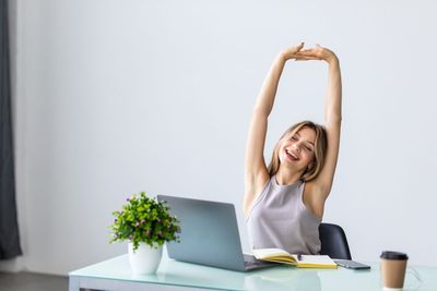 I do this 5-minute desk exercise every day to stop back pain, tone my abs and improve posture