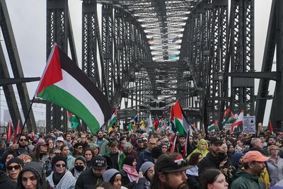 Sydney restaurant faces human rights complaint after temporarily denying entry to people wearing keffiyehs