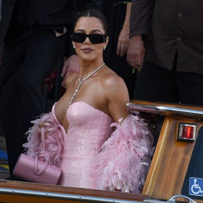 Khloé Kardashian's Thick French Manicure Is Taking Me Back In Time
