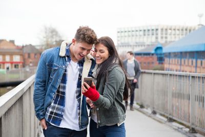 5 Relationship Scripts Men Still Google—And Why They’re Fading Fast