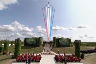 Red arrows flypast honours fallen VJ Day heroes on 80th anniversary
