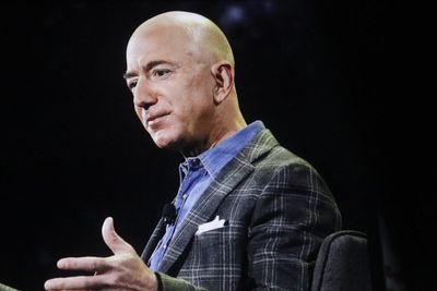 Jeff Bezos Once Asked Warren Buffett Why People Don't Just Copy His 'Simple' Investment Strategy —He Said 'Because No One Wants To Get Rich Slow'