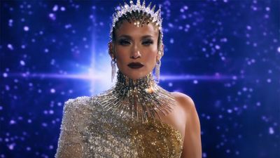 See JLo Respond After A Giant Bug Crawled Up Her Neck In The Middle Of A Concert