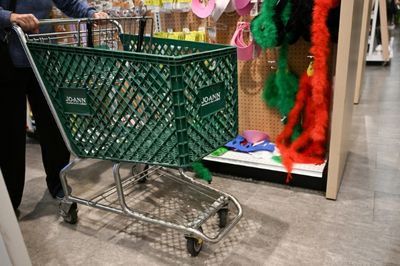 US Retail Sales Rise Amid Limited Consumer Tariff Hit So Far