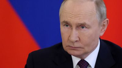 Donald Trump warns Putin with ‘very severe’ consequences and confirms it’s an empty threat in the same breath