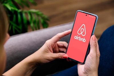 Personal Finance Influencer Explains How You Can Dodge AirBnb Fees With A Google Reverse Image Search