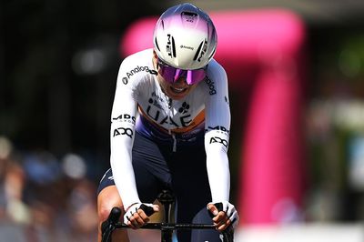 Tour de Romandie Féminin: Paula Blasi wins prologue as dispute over trackers overshadows race