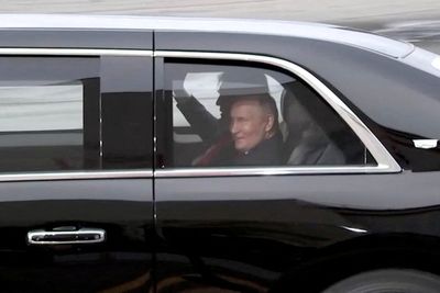 Does Putin speak English? Politicos and experts weigh in as world wonders what leaders said in backseat of Trump’s Beast