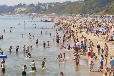 UK weather: Heath alerts continue as Met Office predicts weekend temperatures to hit 30C